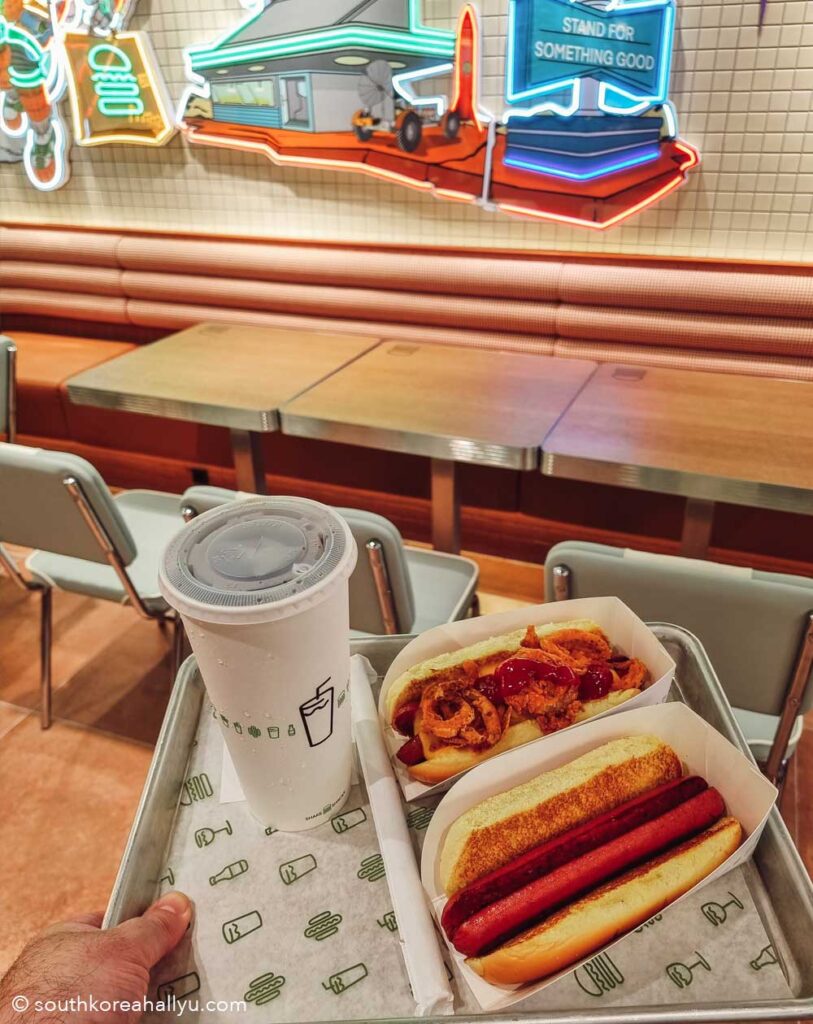 Shakeshack Seongsu-dong Seoul South Korea hot dogs
