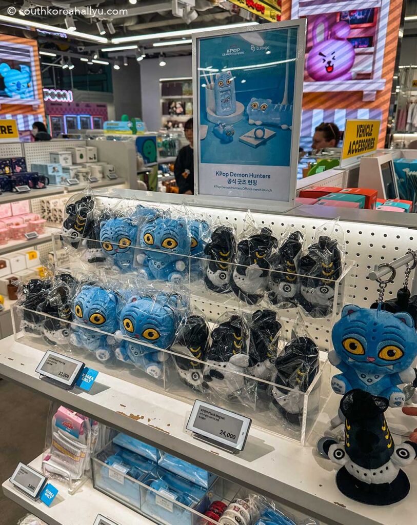 Seoul Souvenir Shops Guide / Where and What To Buy in Korea - kpop demon hunters