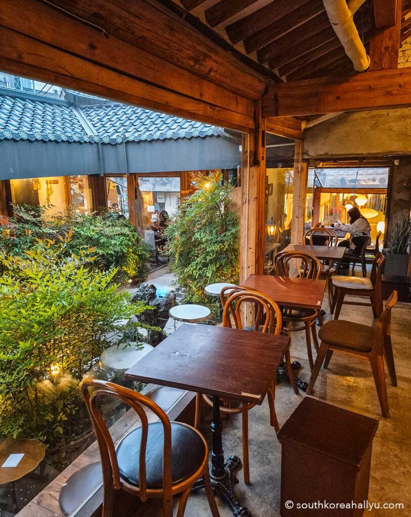 Hanok Langsom Ikseon cafe Seoul